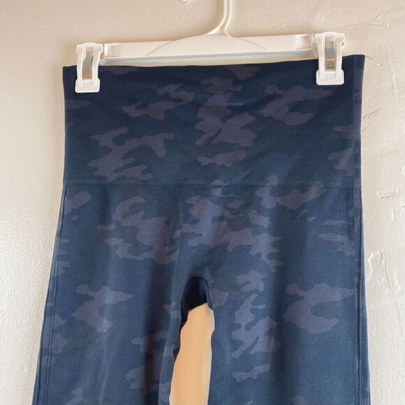 Spanx Look At Me Now Seamless 7/8 25'' Leggings Black Camo Size Medium Gym - Picture 2 of 11